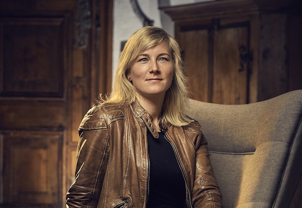 Portrait Alexandra Aglas in einem Buero